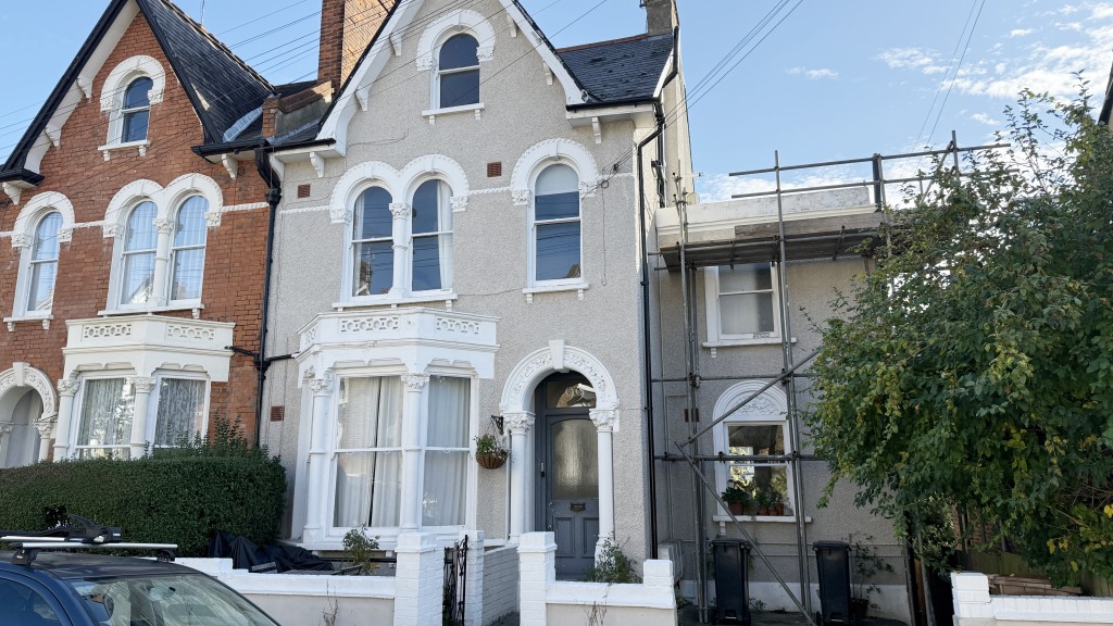 Lot: 111 - TOP FLOOR FLAT FOR IMPROVEMENT - External image of building from street